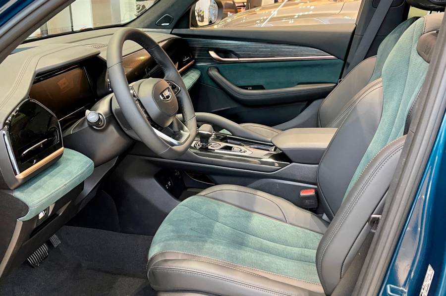 Автомобиль Geely Monjaro 